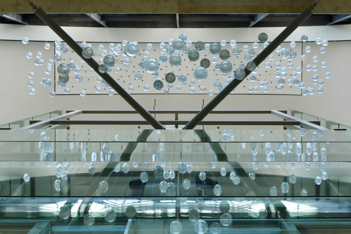 Installation mit Glaskugeln in der Kölner Flora