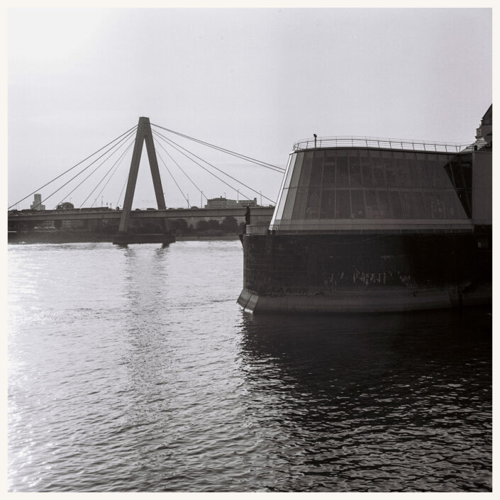 Schokoladenmuseum und im Hintergrund die Severinsbrücke, analog in Schwarz-Weiß fotografiert