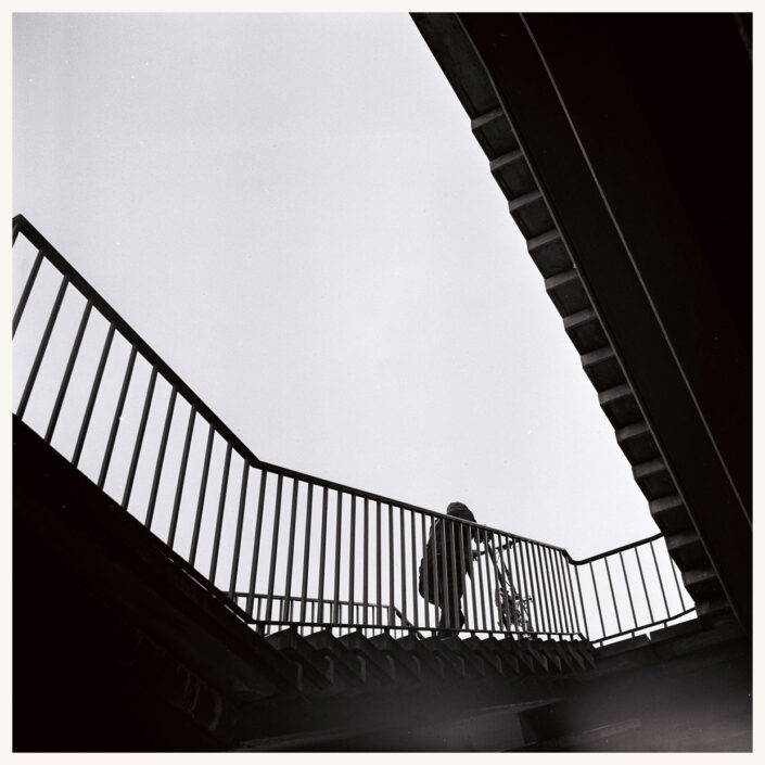 Aufgang zur Severinsbrücke, analog in Schwarz-Weiß fotografiert