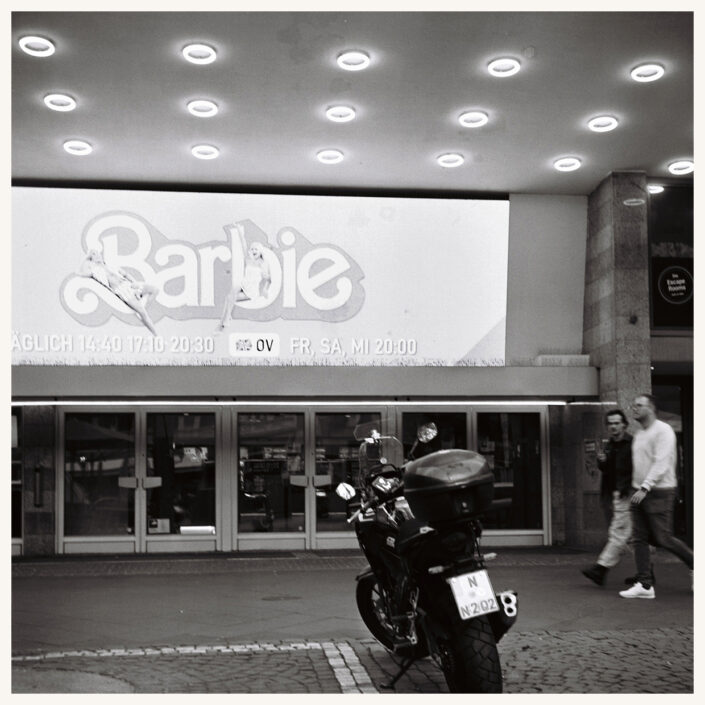 Anzeigetafel des Programmkino Rex am Ring in Köln, mit dem Film Barbie