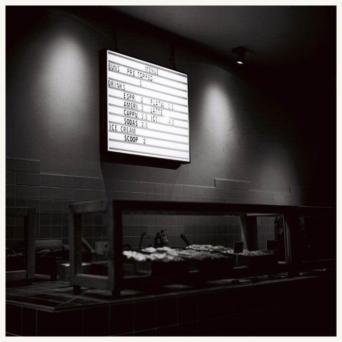 Anzeigetafel eines Cafés mit Menü, analog in Schwarz-Weiß fotografiert
