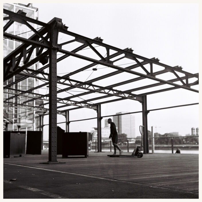Metallkonstruktion auf dem Platz vor dem Olympiamuseum in Köln, analog in Schwarz-Weiß fotografiert