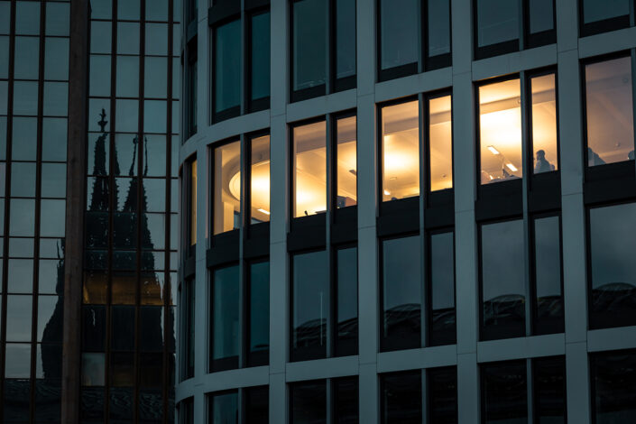 Eine beleuchtete Etage eines modernen Bürogebäudes in Köln
