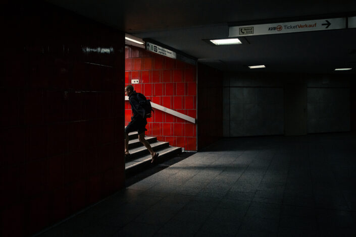 Ein Mann geht die Treppen aus der U-Bahnhaltestelle Ebertplatz hoch