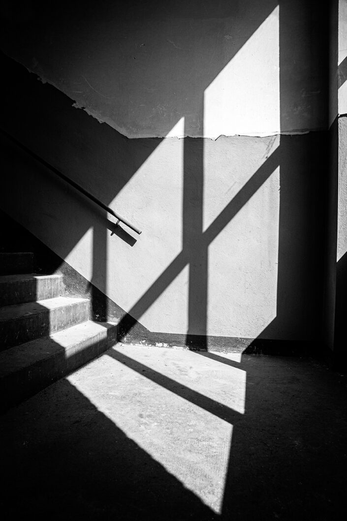 Licht- und Schattenspiel in einem Treppenhaus eines historischen Gebäudes der Klöckner Humboldt Deutz (KHD)