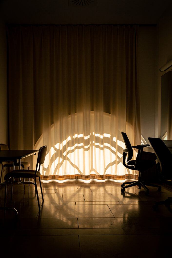Lichteinfall durch ein rundes Fenster einer Garderobe des Festgebäuden in der Flora Köln