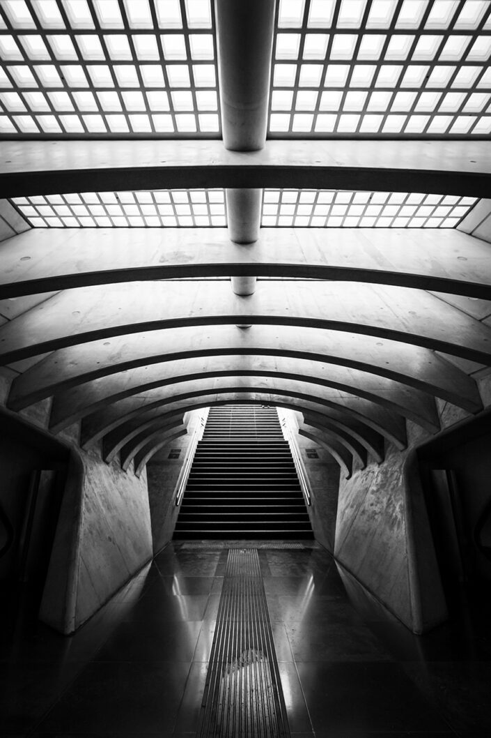 Schwarz-Weiß Fotos von Treppen im Bahnhof Liège-Guillemins