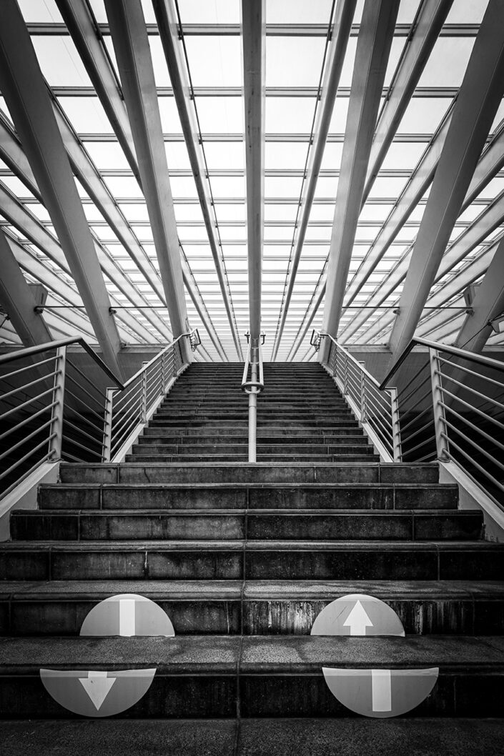 Schwarz-Weiß Foto von Treppen im Bahnhof Liège-Guillemins