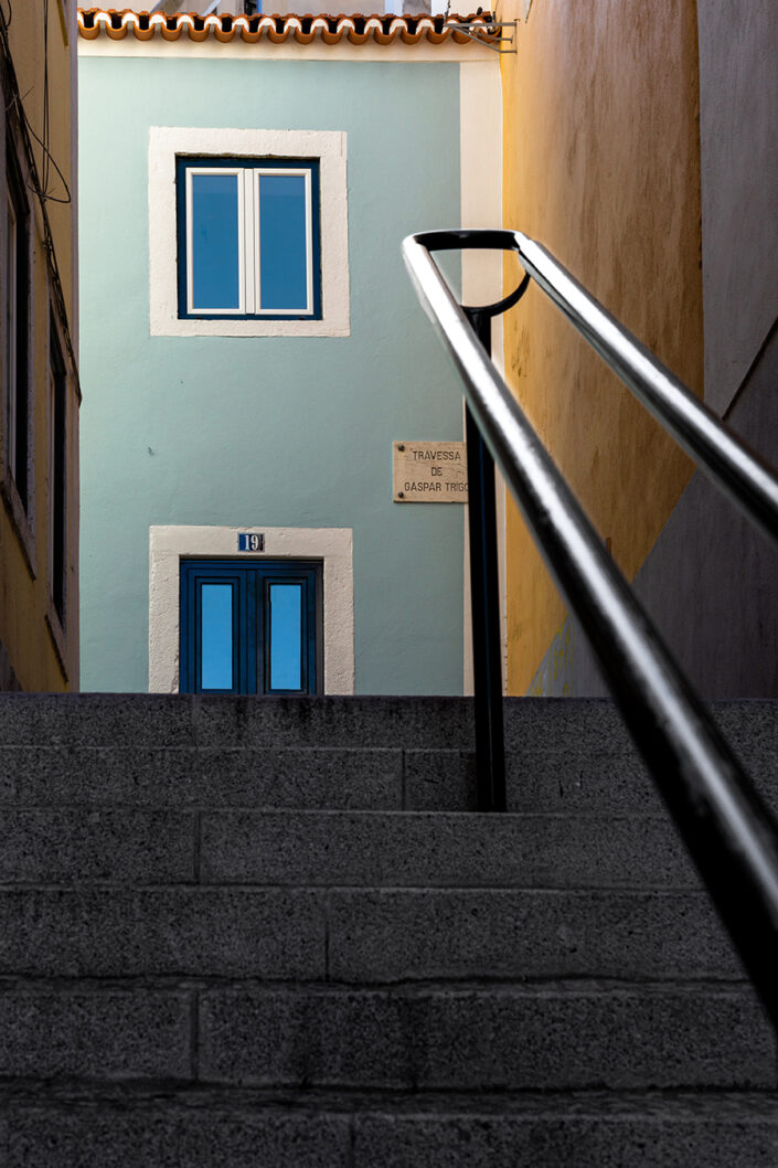 Treppen einer engen Gasse in Lissabon