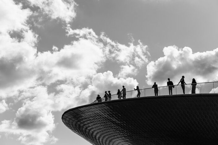Besucher, auf der Aussichtsplattform des Maat Museum in Lissabon