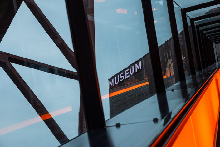 orange beleuchtete Treppe zum Museum auf dem Gelände der Zeche Zollverein