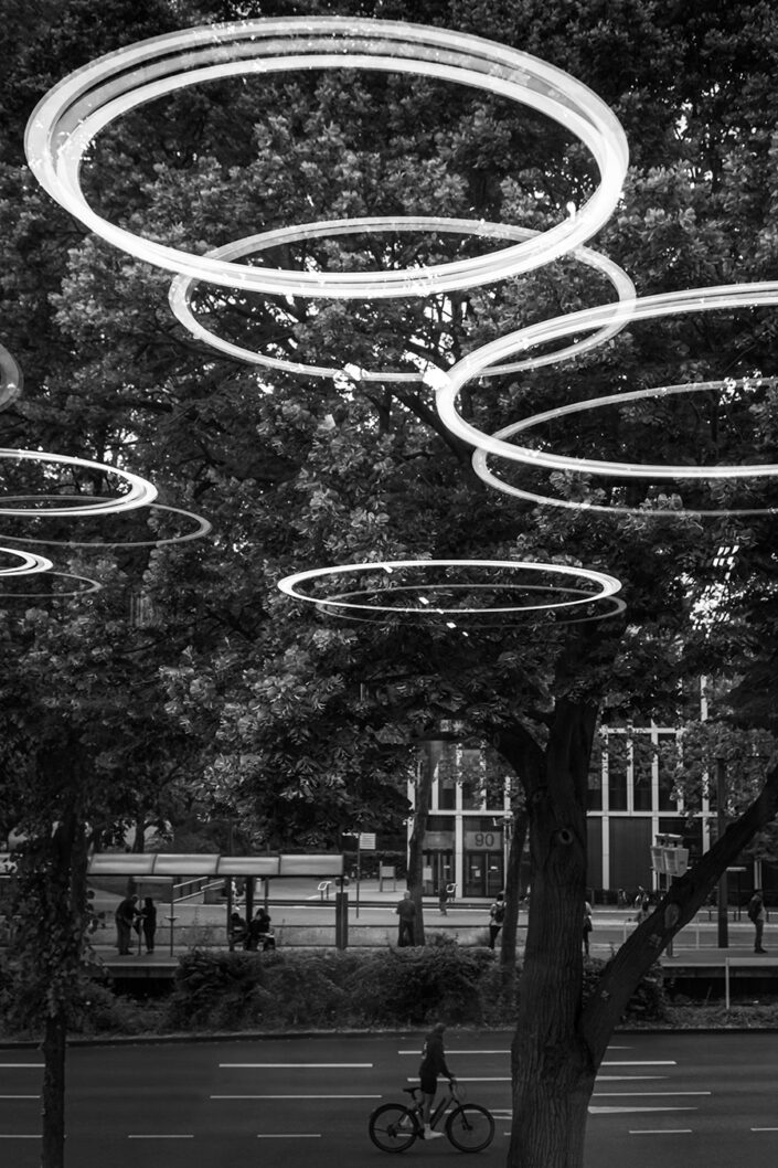 runde Deckenbeleuchtung, des Stadtarchiv Köln, die sich auf einer Glasscheibe spiegelt