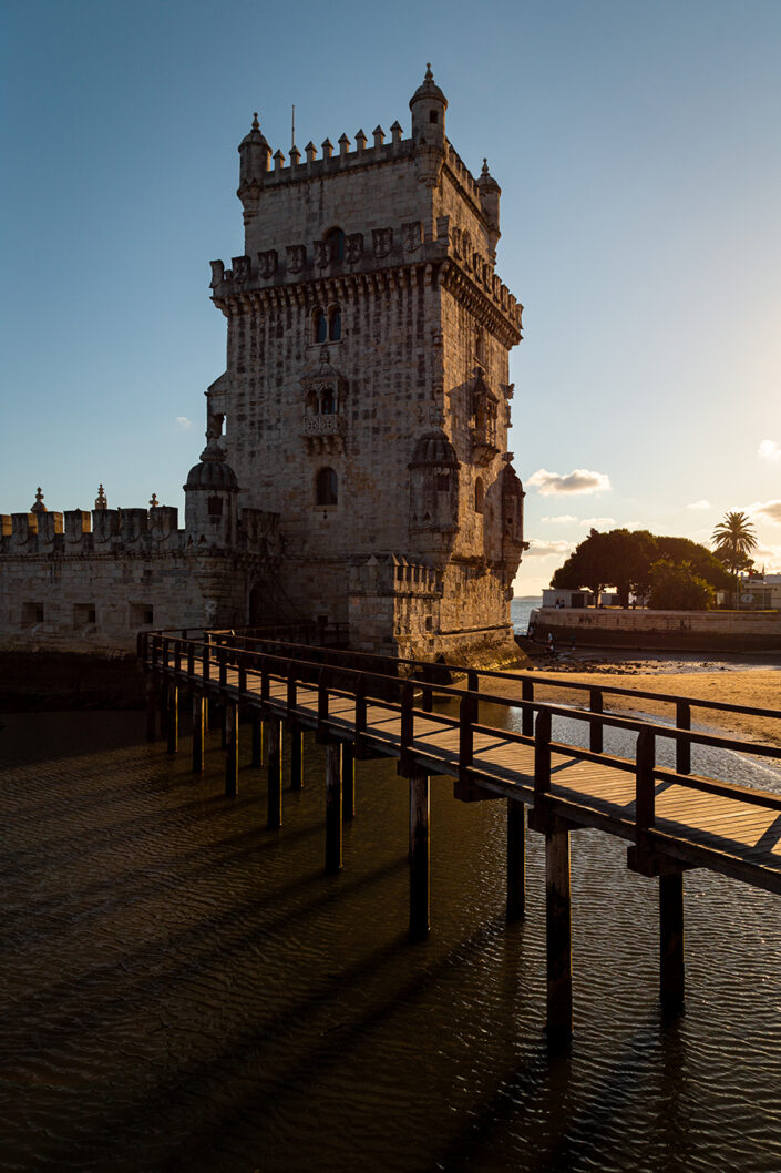 der Torre de Belem in Lissabon bei Abendlicht