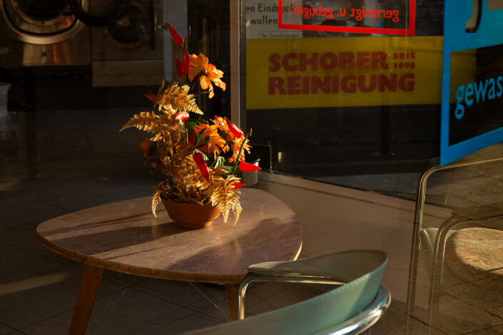 Ein 50er Jahre Tisch mit einem Blumengesteck in einer Wäscherei