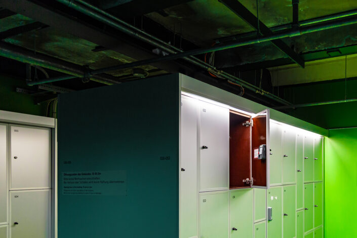 grün beleuchteter Raum mit Schließfächern im Museum Zeche Zollverein