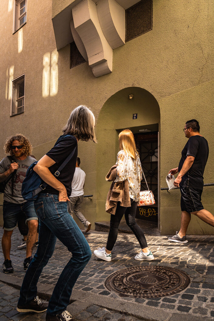 Fußgänger in einer Augsburger Altstadt Gasse