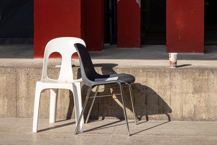 Zwei Stühle vor einer Baustelle in der Kölner Innenstadt