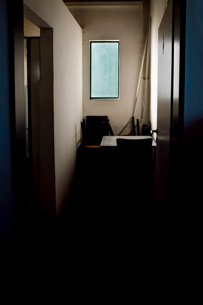 Eine dunkle Kammer mit einem kleinen hellen Fenster