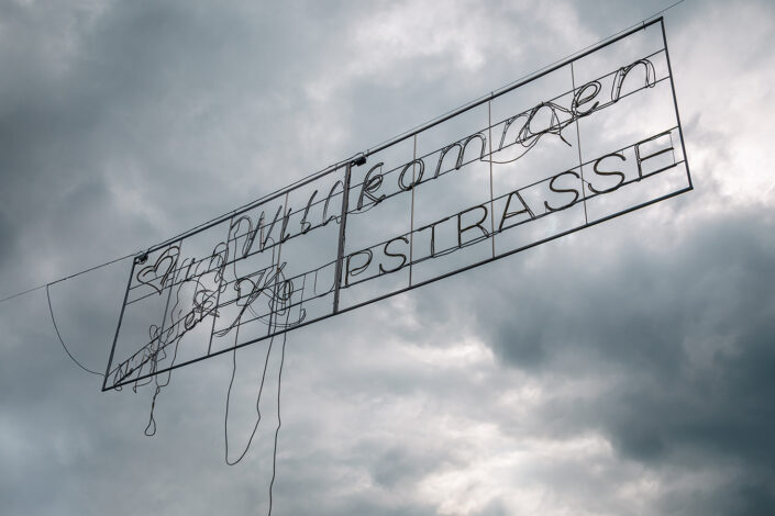 Beschädigte Beschriftung die über der Keupstraße in Köln hängt
