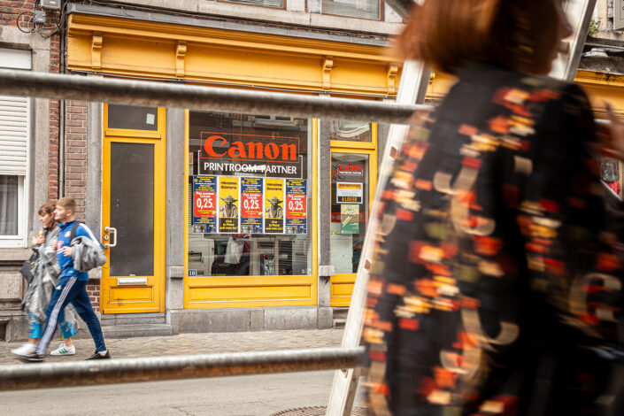 Schaufenster eines Canon Shops in Lüttich, an dem Passanten vorüber gehen