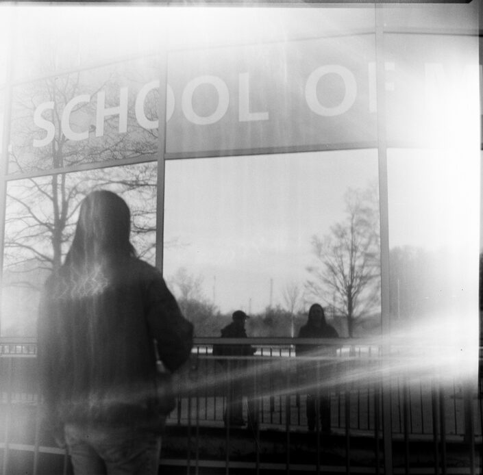 Spiegelungen auf einer Fensterscheibe im Media Park Köln, analog in Schwarz-Weiß fotografiert mit Kiew 88
