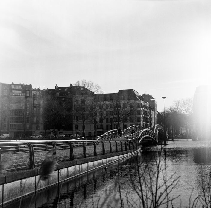 Fußgängerbrücke im Mediapark Köln, analog in Schwarz-Weiß fotografiert mit Kiew 88