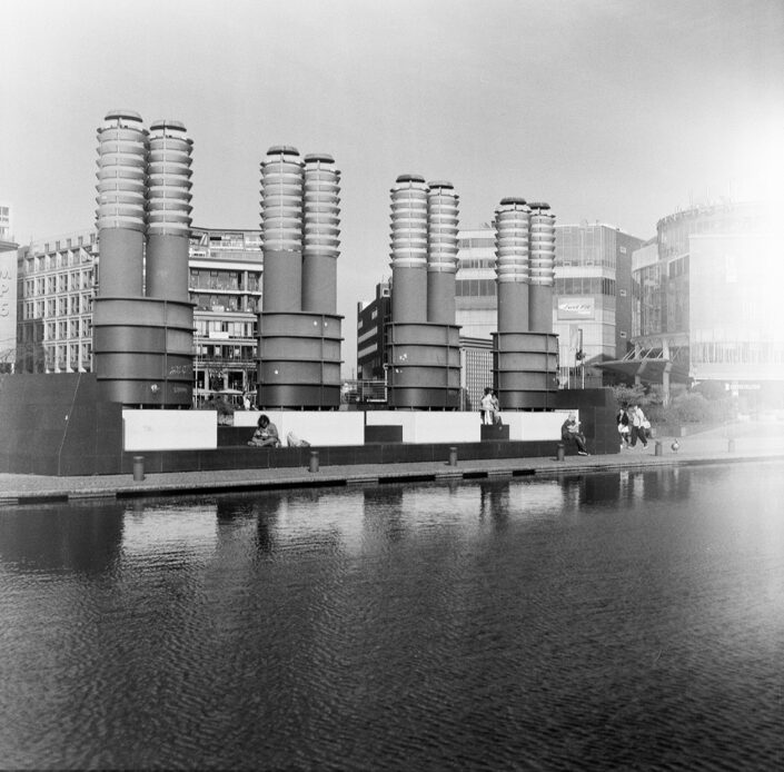Parkhaus Luftschächte im Mediapark Köln, analog in Schwarz-Weiß fotografiert mit Kiew 88