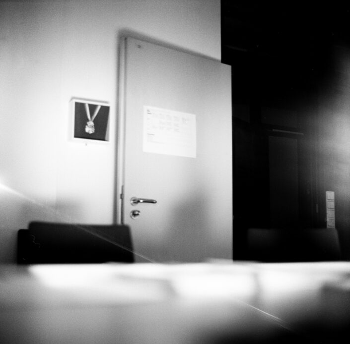 Die Tür eines Seminarraums im Mediapark, analog in Schwarz-Weiß fotografiert