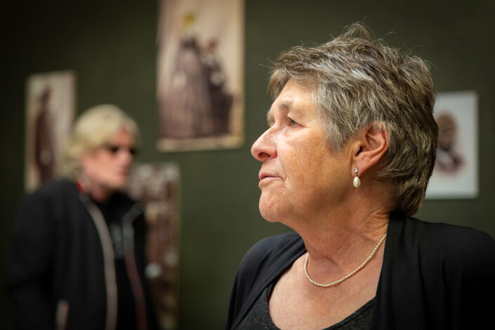 Die Künstlerin Lilo Mangelsdorff vor den Bildern der Ausstellung