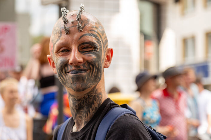 Christopher Street Day Teilnehmer mit Tatoos und tätowierten Augen