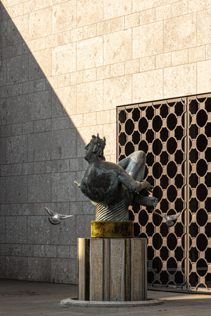 Dionysosbrunnen vor dem Baptisterium in Köln