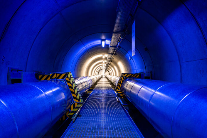 Blau beleuchtete Mitte des Fernwärmetunnels der RheinEnergie Köln