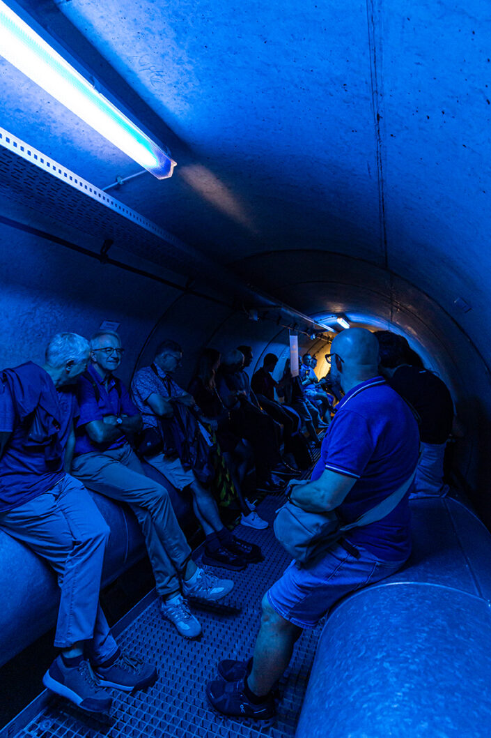 Blau beleuchtete Mitte des Fernwärmetunnels der RheinEnergie Köln